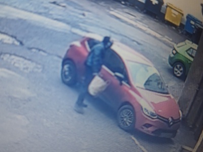 Policja poszukuje sprawcy kradzieży z samochodu przy ul. 1 Maja w Bielsku-Białej