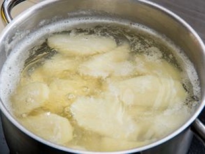 Nigdy nie sól ziemniaków w tym momencie. Będą się dłużej gotować i staną się mdłe