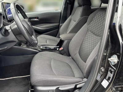 Dwuletnia Toyota Corolla za 107 900 zł w stanie jak nowa. Obok postawili „prawdziwą nówkę” i szukali różnic