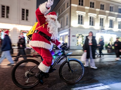 Święty Mikołaj z piwem w reklamie. Były szef PARPA: skandal, dno zostało przebite. Będzie kontrola KRRiT