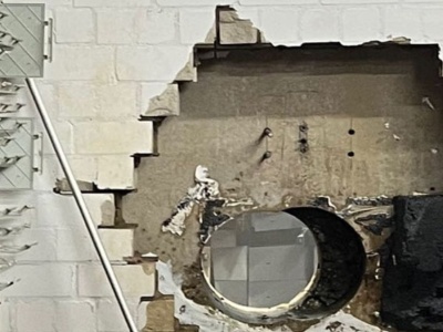 Włamanie rodem z filmu. Złodzieje wywiercili gigantyczną dziurę