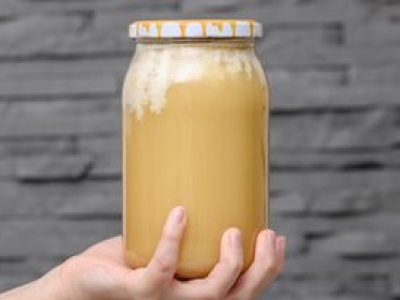 Taki osad na miodzie to bardzo ważny znak. Niewielu wie, co oznacza i czy można go bezpiecznie jeść