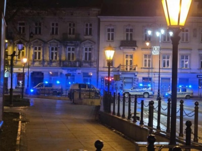 Burzliwa interwencja przy ul. Słowackiego w Piotrkowie. Na miejscu 4 radiowozy