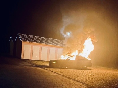 Najpierw wybili szyby, potem podpalili. Auto spłonęło pod blokiem