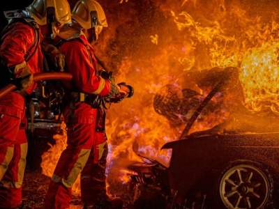 Samochody spalinowe palą się częściej niż elektryczne. Raport PSNM obala popularny mit