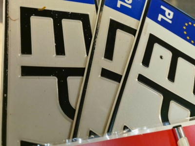 Lista zakazanych tablic na 2026 rok. Za te numery grozi wysoka kara