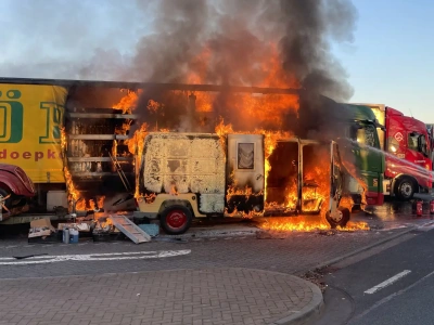 Pożar przy A2: historyczny zestaw i ciężarówki pozostawione na święta