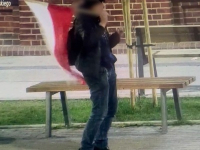 Ukradł flagę sprzed komendy i ruszył w miasto. Nagrały go kamery