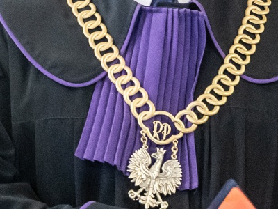 Zadał kuzynowi 240 ciosów nożem. Sąd umarza sprawę: to była „ostra reakcja na stres”