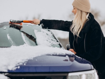 Rano odjedziesz bez skrobania – sprawdzone domowe triki na zamarznięte szyby!