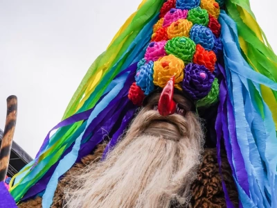 Brodacze znów na ulicach Sławatycz. Barwna tradycja żegnania starego roku przyciąga kolejne pokolenia