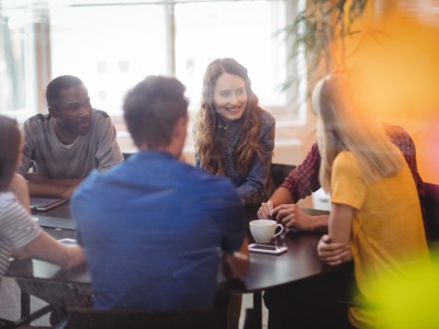 Seniorzy wkraczają na rynek pracy, AI gotowe wspierać pracowników. Oto trendy na 2026 r.