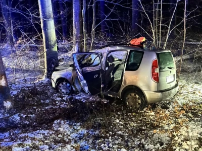 Skodą w drzewo. W samochodzie podróżowało pięć osób