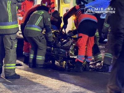 Pożar mieszkania w bloku. Strażacy wynieśli dwie osoby, jedna w stanie krytycznym. W akcji śmigłowiec LPR