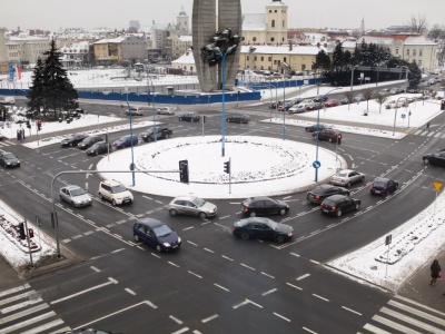 Zjazd z ronda z lewego pasa. Pułapka dla nieuważnych kierowców. Płacą minimum 1000 zł