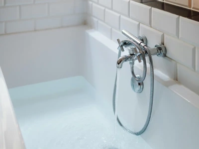 Płyn z apteczki wylej na wannę i brodzik. Zalśnią bielą!