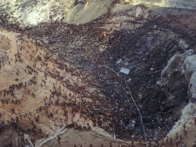 Zaczęło się od niewielkiego znaleziska na polu. Wkrótce gospodarstwo rolnika najechało 100 tys. osób