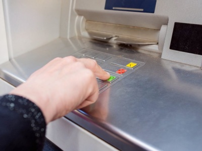 Nowy cennik wypłat z bankomatów w 2026. Zaklniemy przy wybieraniu gotówki