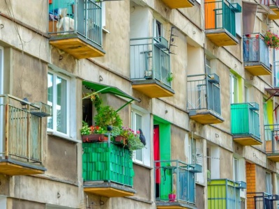 „Ścinane stopy procentowe zachęcają do podwyżek cen mieszkań”, ale koniec roku pod znakiem stabilizacji