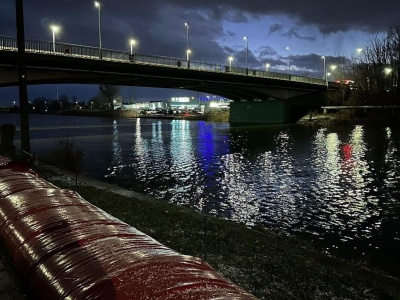 Poziom wody w rzece Elbląg przekroczył stan alarmowy. Miasto apeluje o czujność