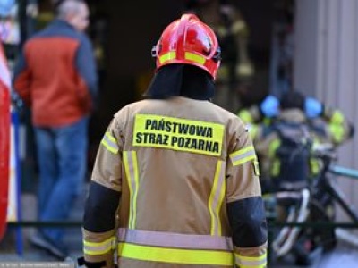 Hala ze stalowymi konstrukcjami w ogniu. Akcja strażaków w Kiełczewie