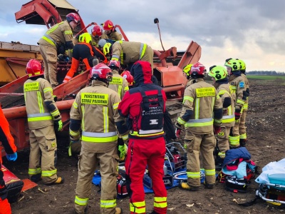 Dramatyczny wypadek podczas zbioru cebuli. Rolnik trafił do szpitala śmigłowcem LPR