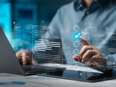 „Myśliwiec”, „cła”, „zbrodnia”? Kończy się głosowanie na Słowo Roku 2025