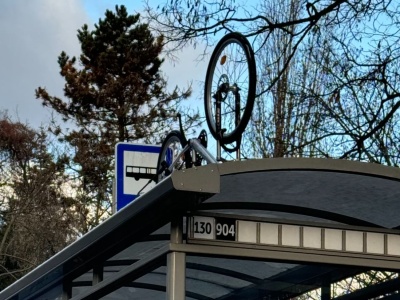 Nietypowy widok w Krakowie. Rower na dachu przystanku MPK