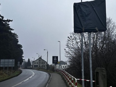 Miasto ostrzega przed niszczeniem kamer i znaków SCT. W tle krakowska grupa „Blade Runners”