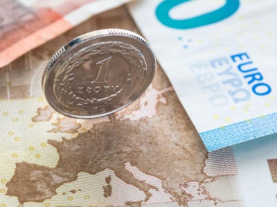 Złoty nieco słabszy pod koniec roku. Kurs euro ruszył w górę
