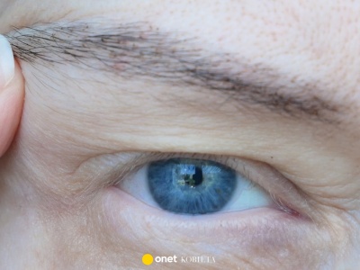 Ten krem unosi kontur oka i robi efekt liftingu górnej powieki. Przywraca oczom blask