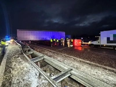 Tragiczny wypadek na S8. Ciężarówka wpadła w poślizg i stanęła w poprzek jezdni. W bok naczepy wbiło się Volvo