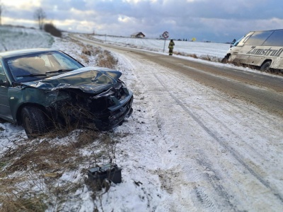 Groźna kolizja. 18-latek wpadł w poślizg i uderzył w rejsowy autobus
