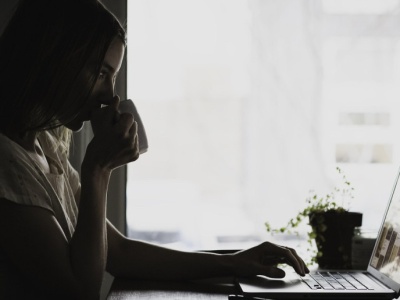 Sekretarz czy osoba sekretarska? PIP wyjaśnia, jak gminy mają szukać pracowników