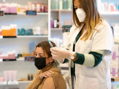 NFZ zapłaci za kolejne szczepienia w aptekach. Od kiedy?