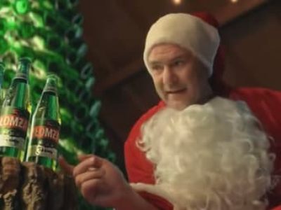 Mikołaj popija piwo 0 proc. KRRiT apeluje o wycofanie reklamy z emisji
