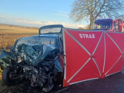Tragedia na śliskiej nawierzchni. Uderzyła hyundaiem w drzewo