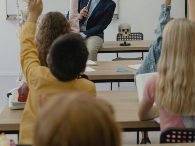 Piątka nie daje szczęścia, trójka rani na lata. Rodzice coraz głośniej pytają, po co nam oceny