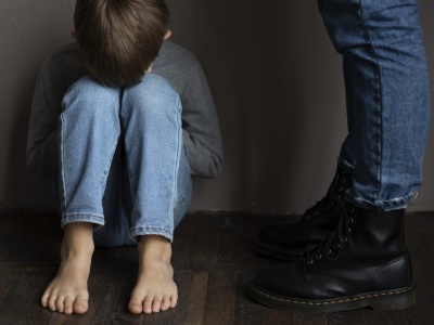 Poniżanie, bicie, a nawet przypalenie papierosem. Para z Gdyni stanie przed sądem za znęcanie się nad synem