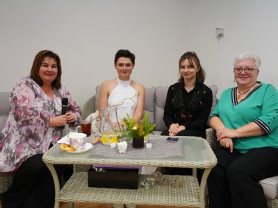 W Piotrowicach rozmawiano przy kawie. Inspirujące popołudnie z projektantką, opiekunką zastępczą i piosenkarką