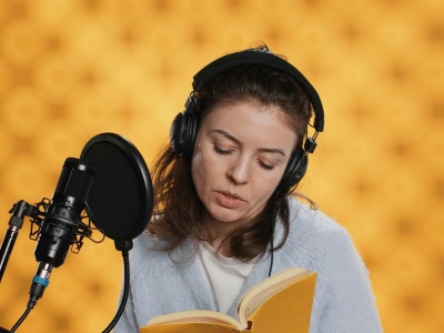 Głos daje zarobić. Audiobooki coraz częściej wygrywają z twardą oprawą