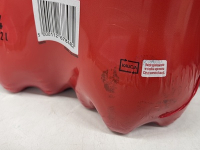 Opakowania kaucyjne w kolejnych sklepach. Wyróżnia je mały znak na etykiecie