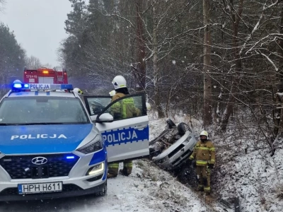 Policja ostrzega kierowców: w rejonie Ciechanowa ślisko na drogach