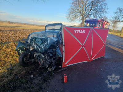 Na śliskiej nawierzchni straciła panowanie nad pojazdem i uderzyła w drzewo. Kierująca zginęła na miejscu