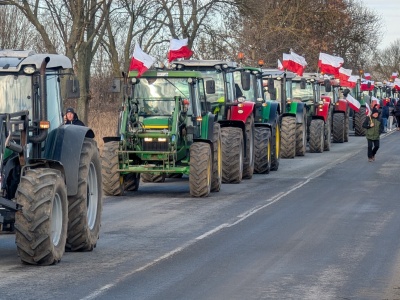 Protest rolników przeciwko umowie z Mercosur. Ciągniki przy drogach i wiaduktach – relacja