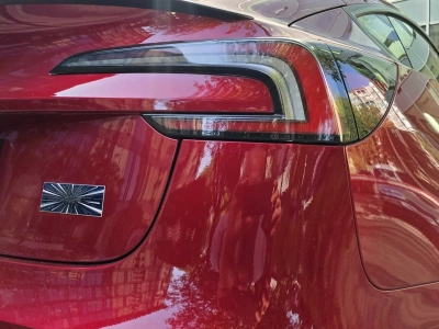 Tesla gra w otwarte karty, ale bez asa w rękawie. W tle wizja kolejnego roku ze spadkiem sprzedaży    