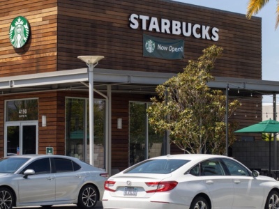 Starbucks zamyka 400 kawiarni i ucieka na przedmieścia