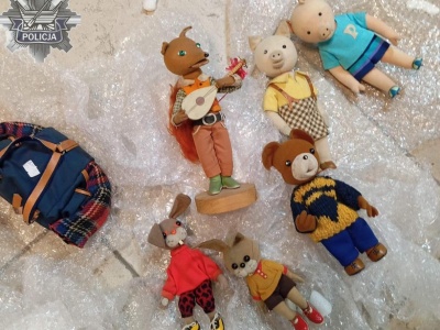 Nalot na dziuplę. Mis Uszatek i Colargol odbici przez policjantów