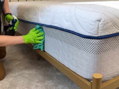 Kup w aptece i spryskaj materac co 2 miesiące. Będzie jak prosto ze sklepu