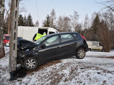 Dostawczak rzucił osobówkę na słup po czołowym zderzeniu. Fatalna seria na drogach